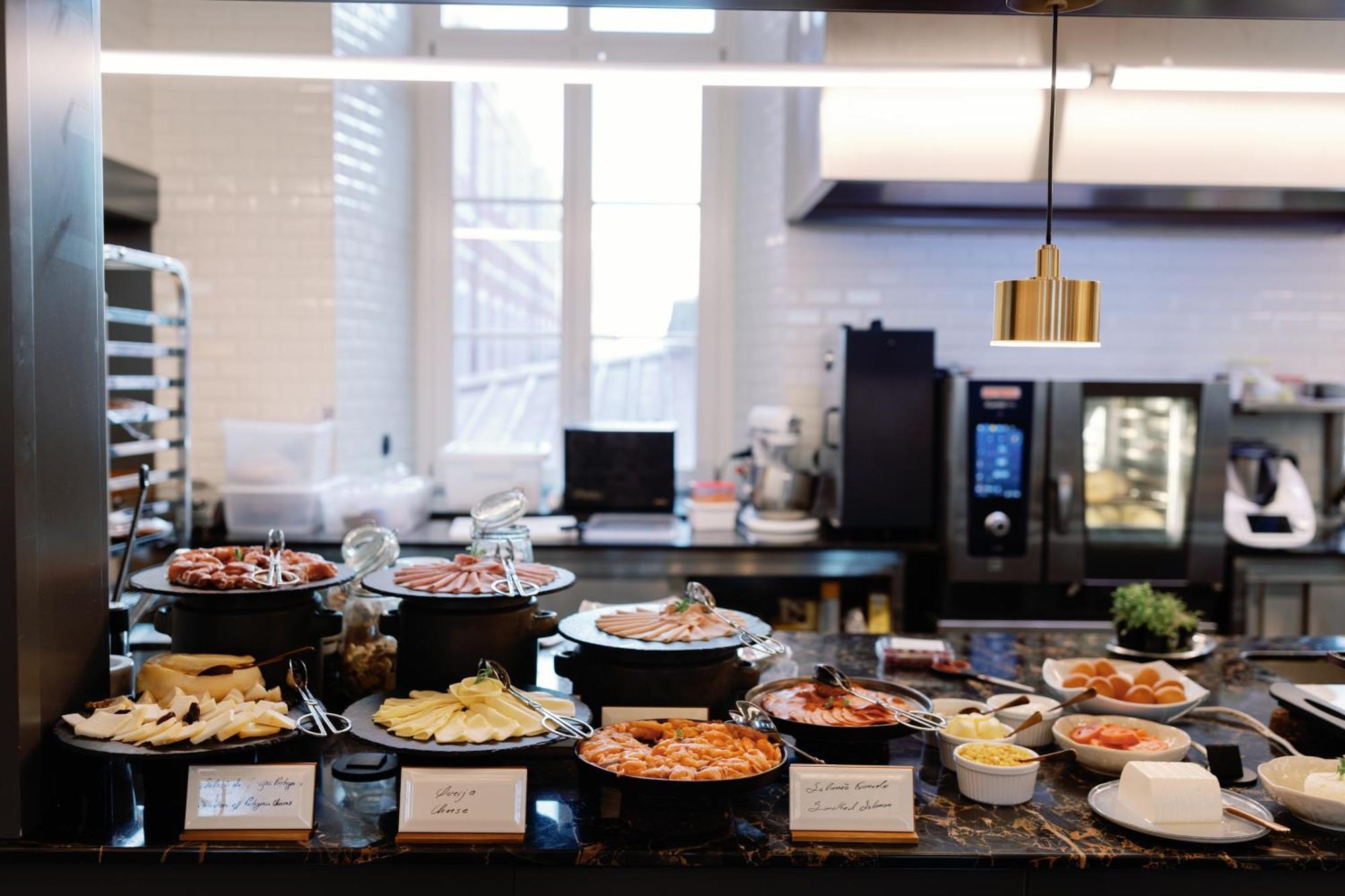 The Editory Riverside Hotel, An Historic Hotel Lisboa Exteriör bild A buffet at a hotel